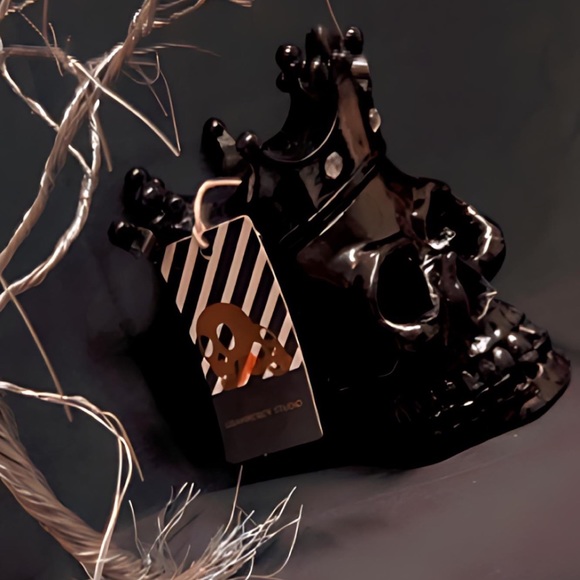 Sculpted Black Skull With Crown Candle Halloween shiney with rhinestones - Picture 4 of 5
